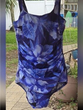 Shape Solver Women’s One Piece Swimsuit Bathing Suit Size 10 Tropical Pattern